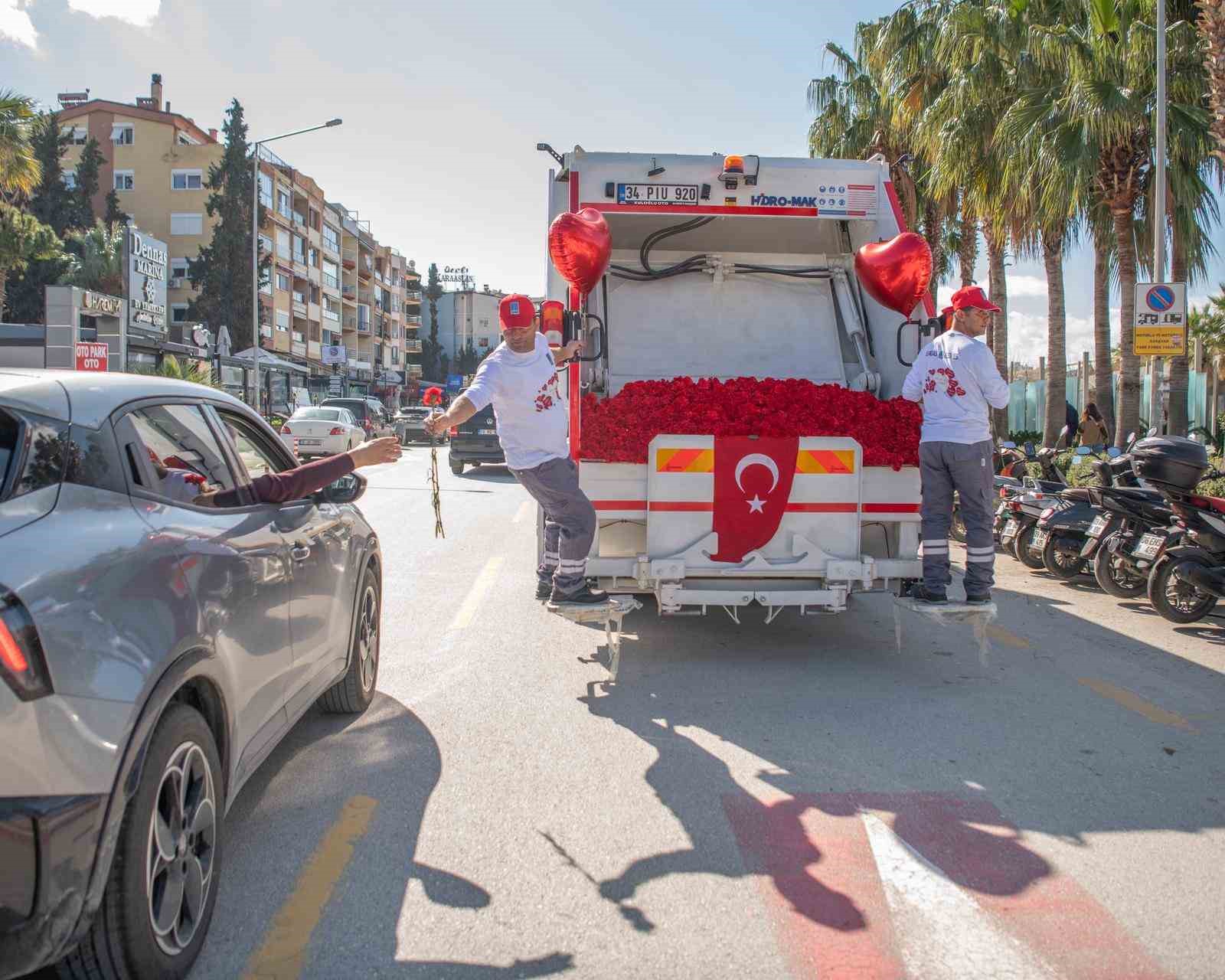 Kuşadası’nda çöp kamyonu sevgi dağıttı
