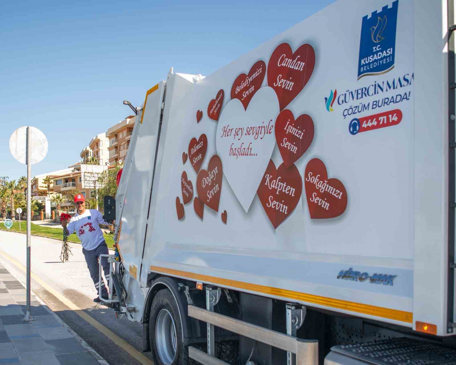 Kuşadası’nda çöp kamyonu sevgi dağıttı
