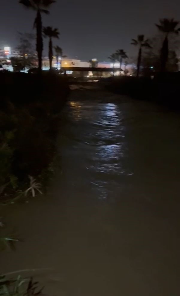 Kuşadası’nda dere taştı, alışveriş merkezi sular altında kaldı
