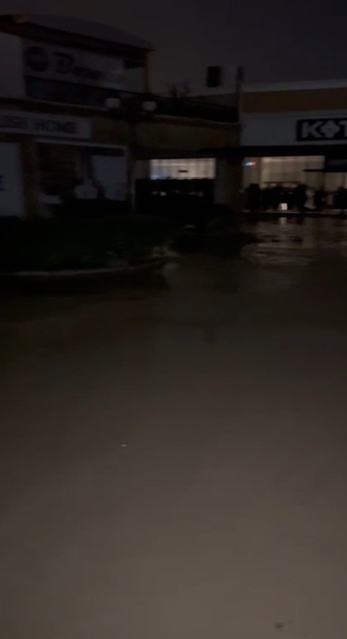 Kuşadası’nda dere taştı, alışveriş merkezi sular altında kaldı
