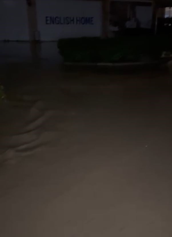 Kuşadası’nda dere taştı, alışveriş merkezi sular altında kaldı
