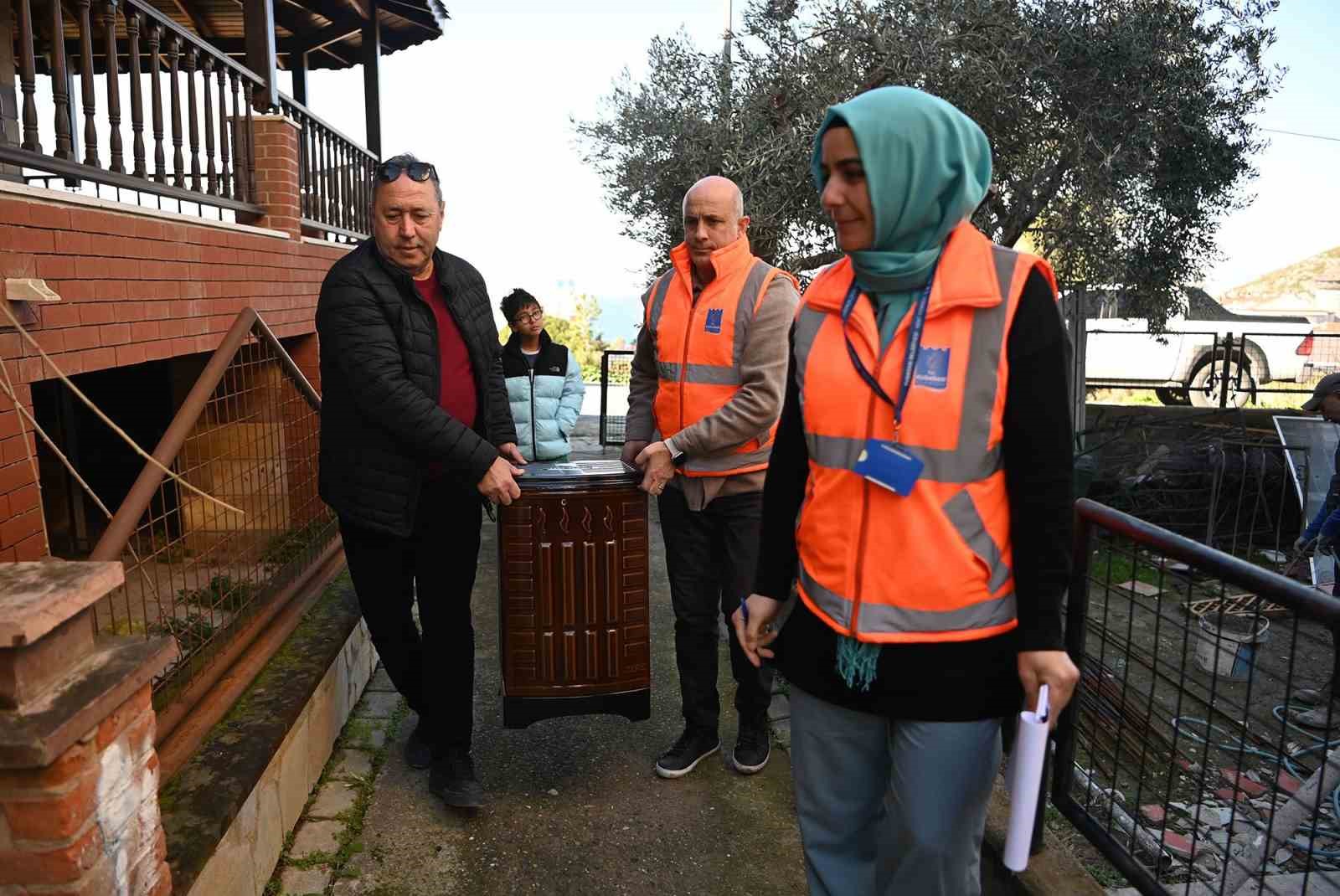 Kuşadası’nda evler ve yürekler dayanışmayla ısınıyor
