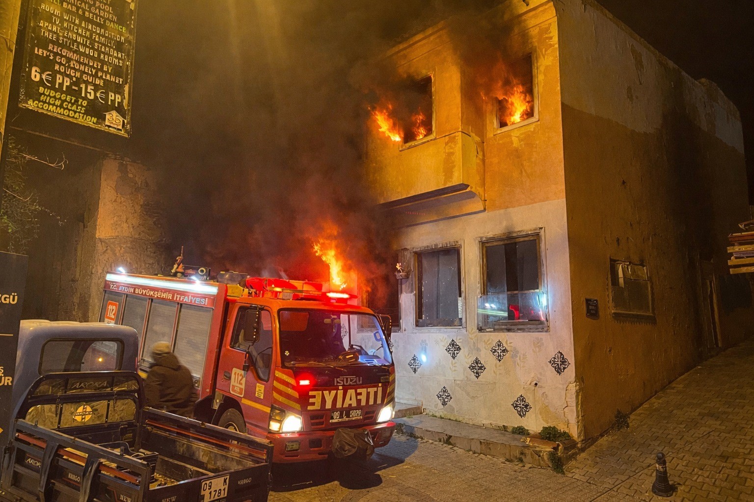 Kuşadası’nda metruk binada korkutan yangın
