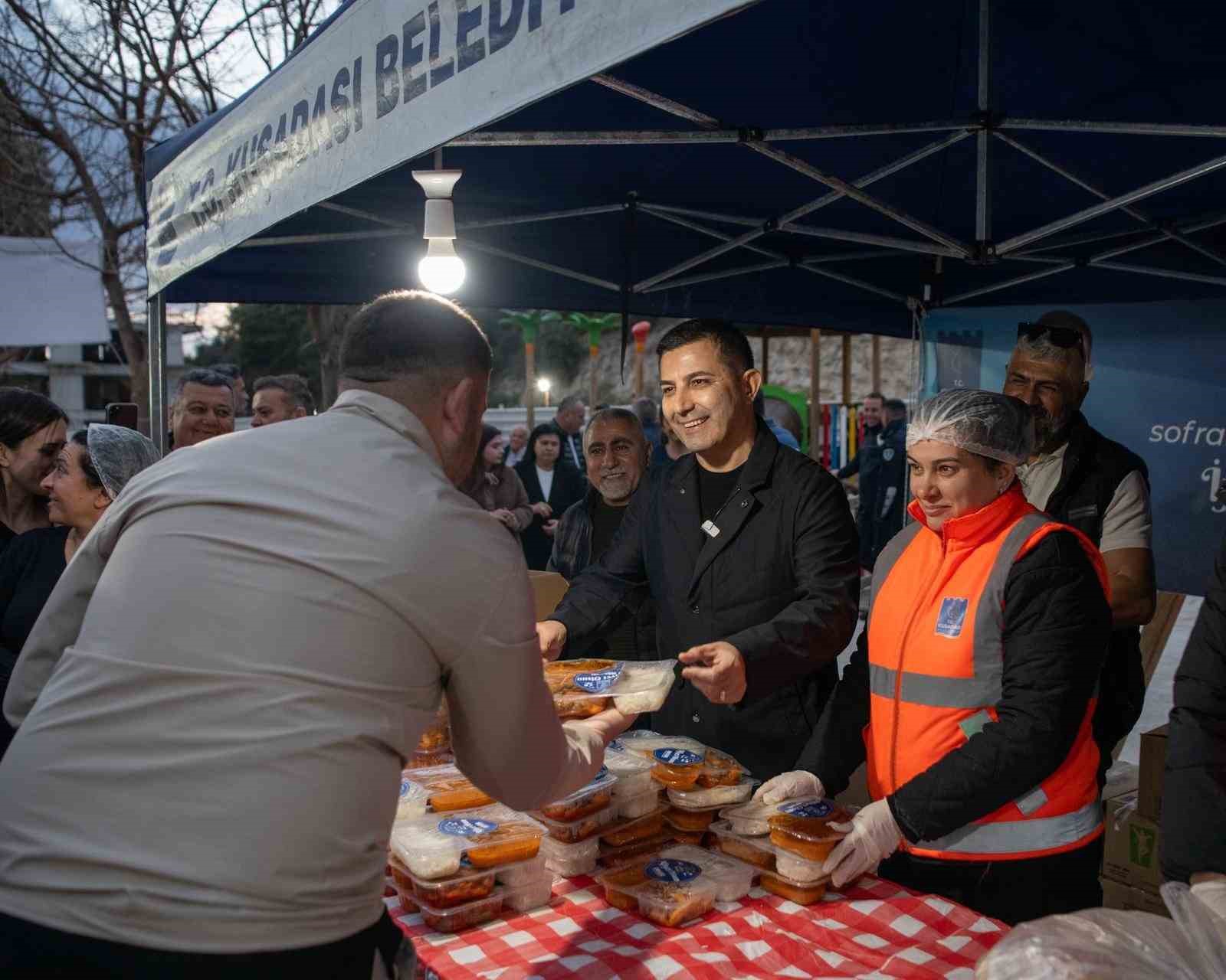 Kuşadası’nda oruçlar dualar eşliğinde açıldı
