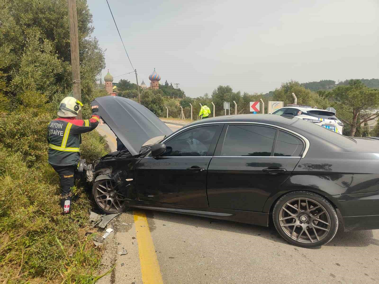 Kuşadası’nda otomobil ile elektrikli araç kafa kafaya çarpıştı: 4 yaralı
