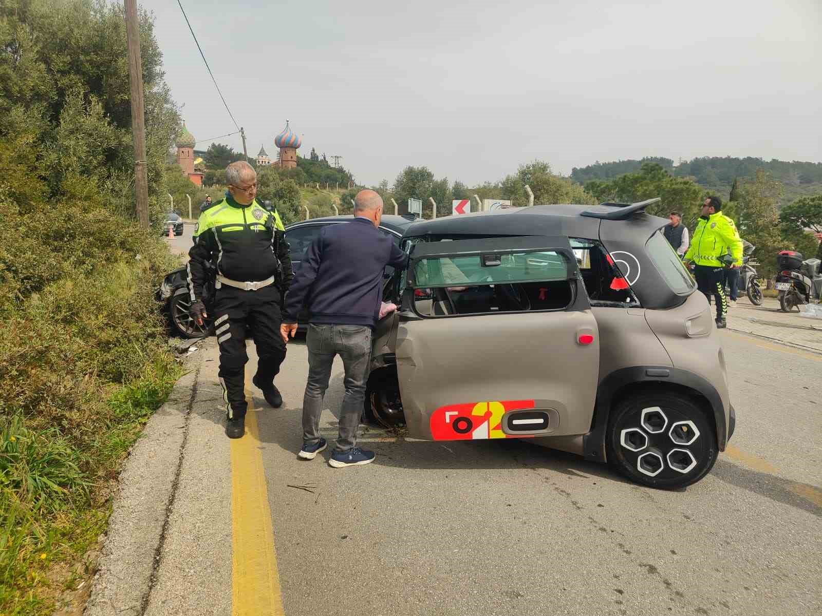 Kuşadası’nda otomobil ile elektrikli araç kafa kafaya çarpıştı: 4 yaralı
