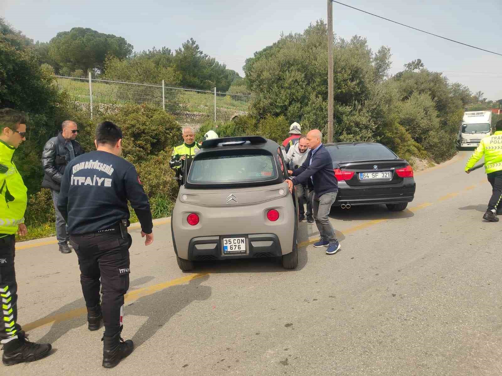 Kuşadası’nda otomobil ile elektrikli araç kafa kafaya çarpıştı: 4 yaralı
