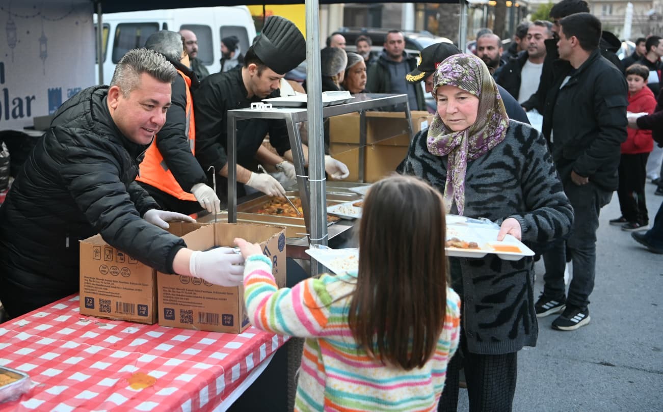 Kuşadası’nda Ramazan ayının bereketi paylaştıkça çoğalıyor
