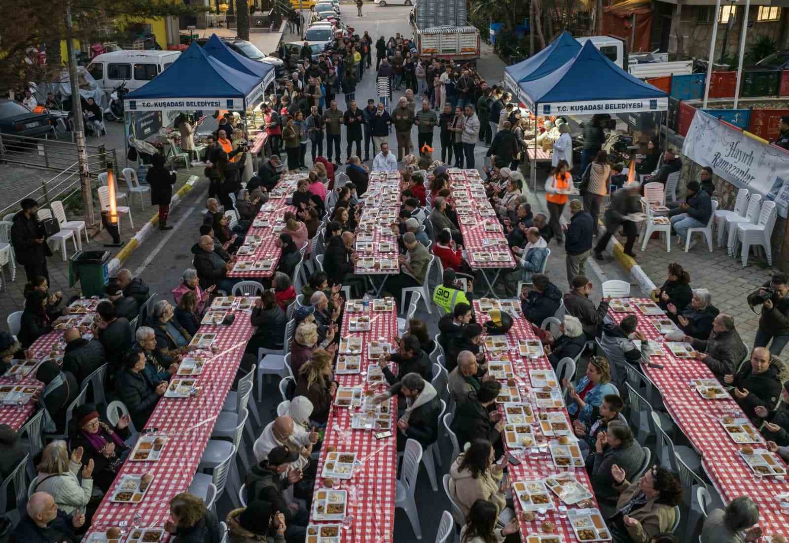 Kuşadası’nda Ramazan ayının bereketi paylaştıkça çoğalıyor

