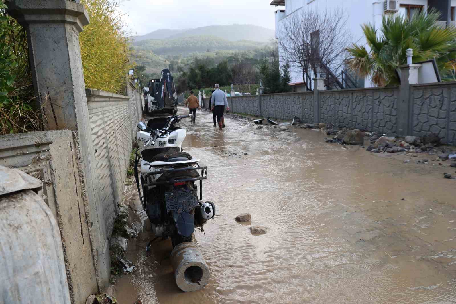 Kuşadası’nda selin yaraları sarılmaya çalışılıyor
