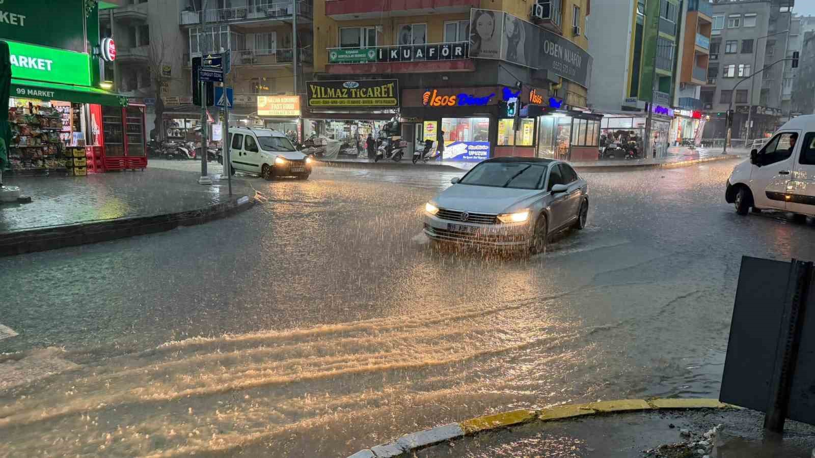Kuşadası’nda şiddetli yağış ve dolu etkili oldu
