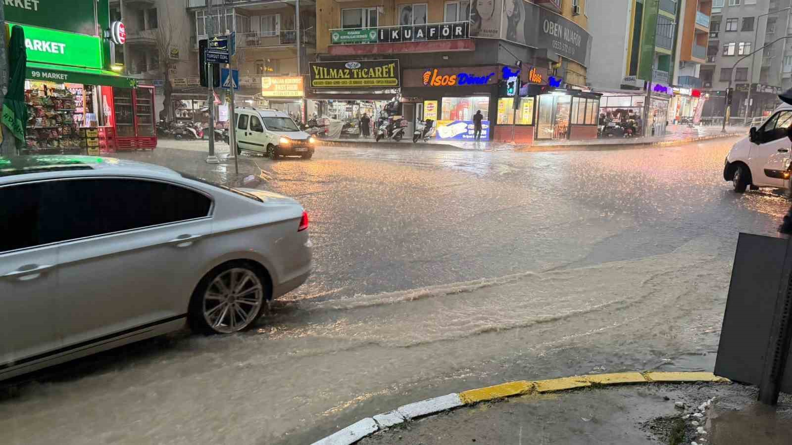 Kuşadası’nda şiddetli yağış ve dolu etkili oldu

