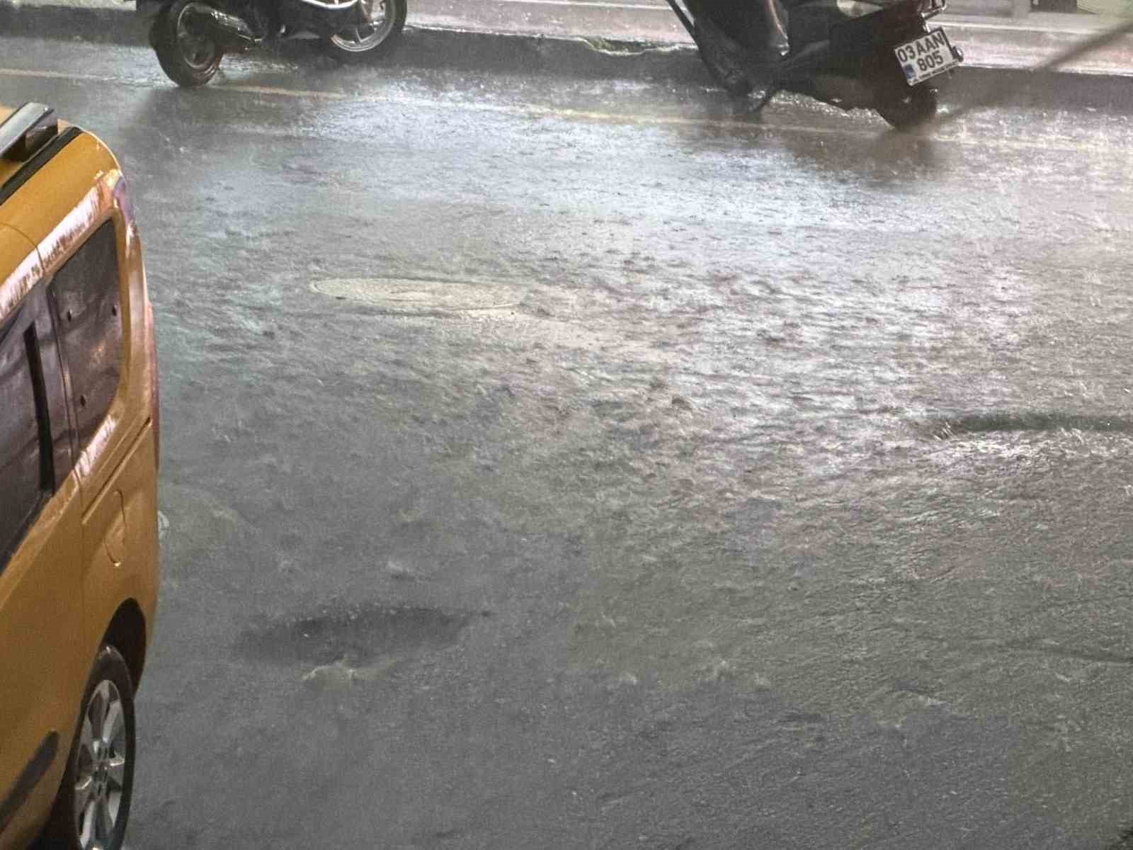 Kuşadası’nda şiddetli yağış ve dolu etkili oldu
