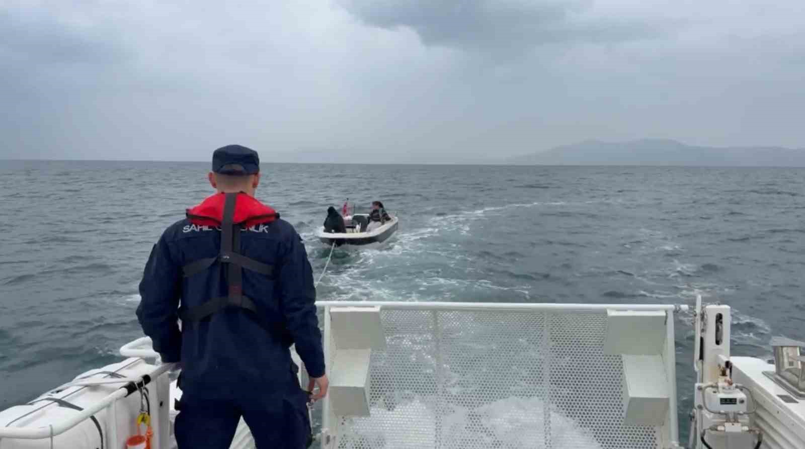 Kuşadası’nda sürüklenen teknedeki iki kişi kurtarıldı
