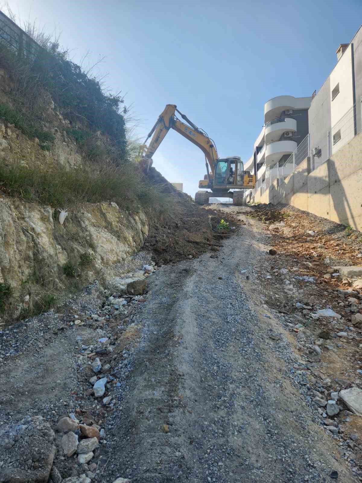 Kuşadası’nda yol yapım çalışmaları sürüyor
