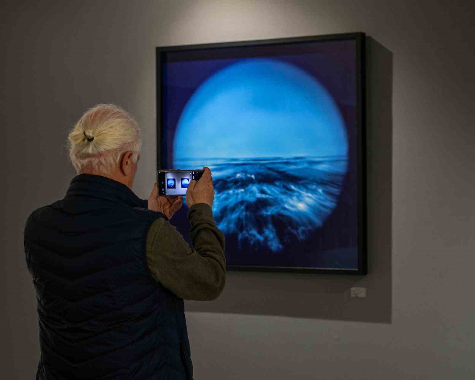 Kuşadası’ndaki sergi edebiyat ve fotoğrafı buluşturdu
Kuşadası’ndaki sergi edebiyat ve fotoğrafı buluşturdu
