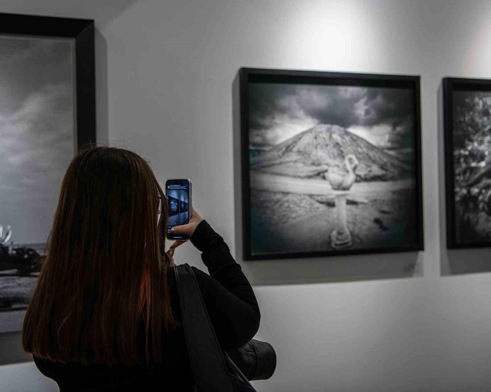 Kuşadası’ndaki sergi edebiyat ve fotoğrafı buluşturdu
Kuşadası’ndaki sergi edebiyat ve fotoğrafı buluşturdu