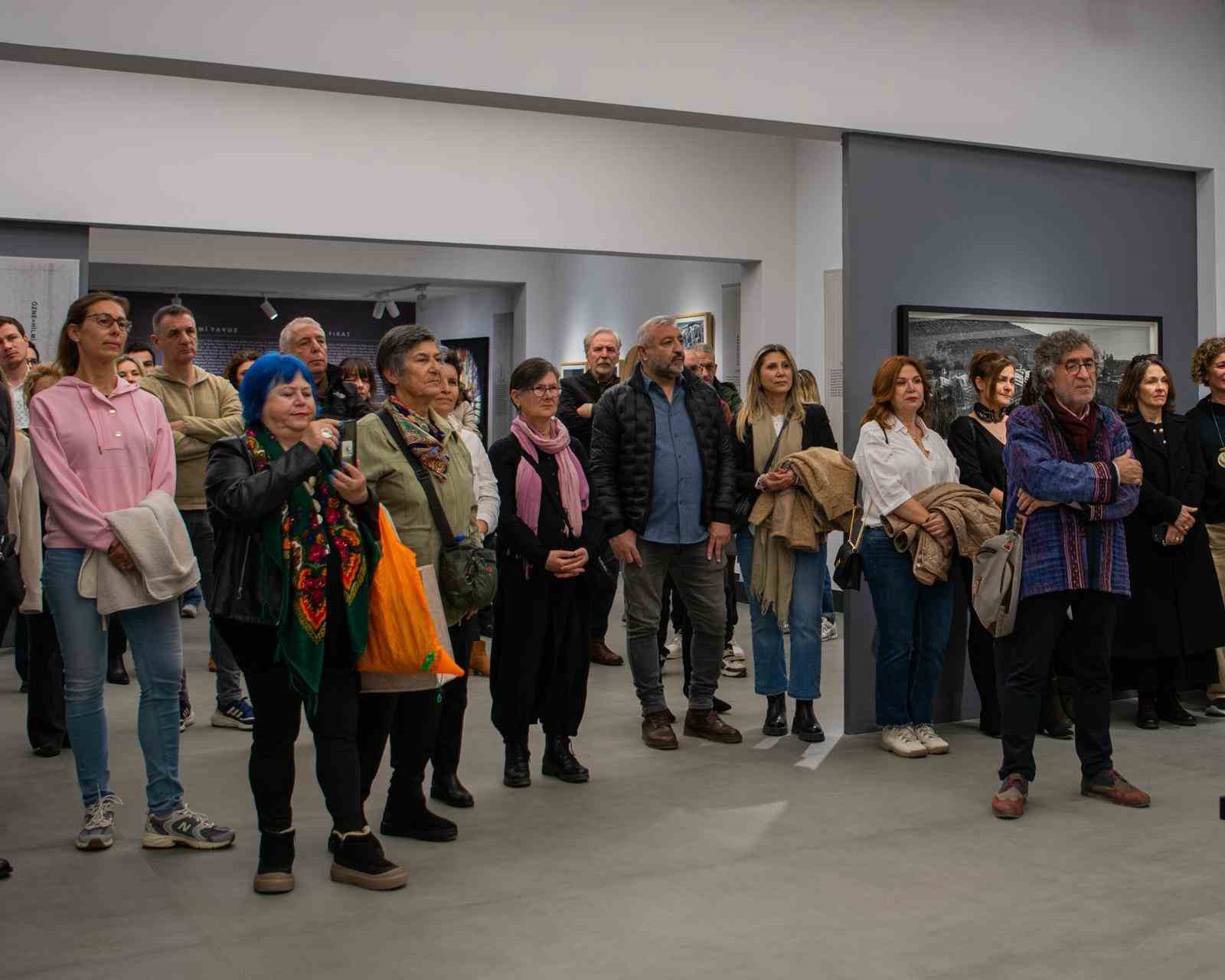 Kuşadası’ndaki sergi edebiyat ve fotoğrafı buluşturdu
Kuşadası’ndaki sergi edebiyat ve fotoğrafı buluşturdu