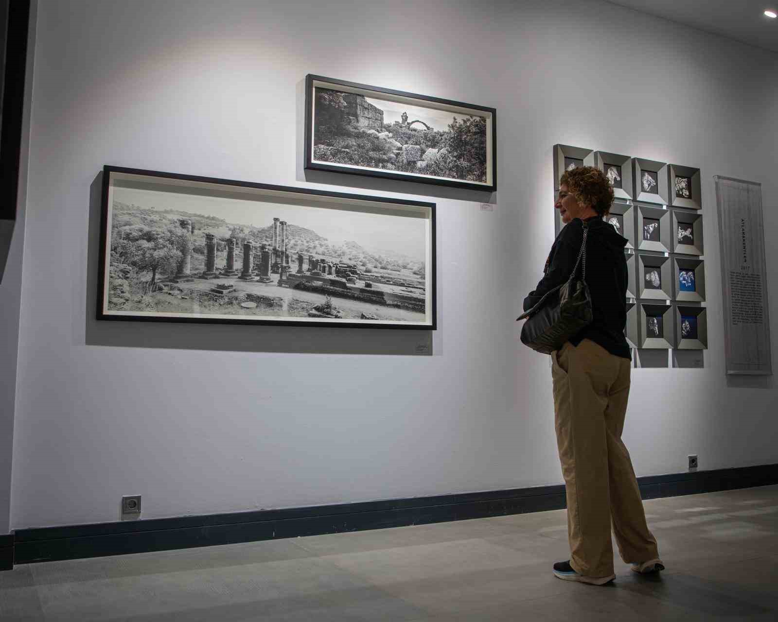 Kuşadası’ndaki sergi edebiyat ve fotoğrafı buluşturdu
Kuşadası’ndaki sergi edebiyat ve fotoğrafı buluşturdu