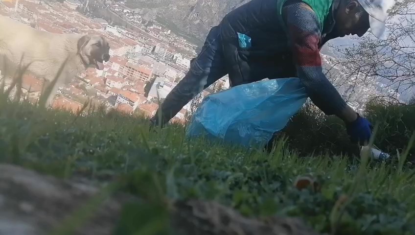 Kuşkonmaz için çıktığı dağda 6 torba çöp topladı

