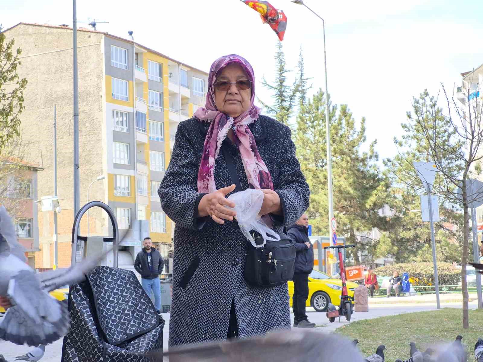 Kuşlara yem dağıtan yaşlı kadın onlarca güvercinin arasında kaldı
