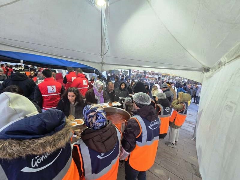 Kütahya AFAD gönüllülerinden iftar çadırında yemek dağıtımı
