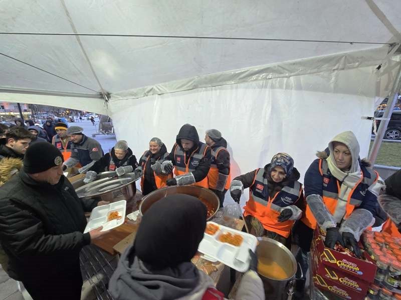 Kütahya AFAD gönüllülerinden iftar çadırında yemek dağıtımı
