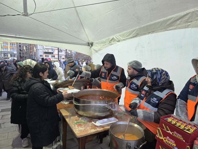 Kütahya AFAD gönüllülerinden iftar çadırında yemek dağıtımı
