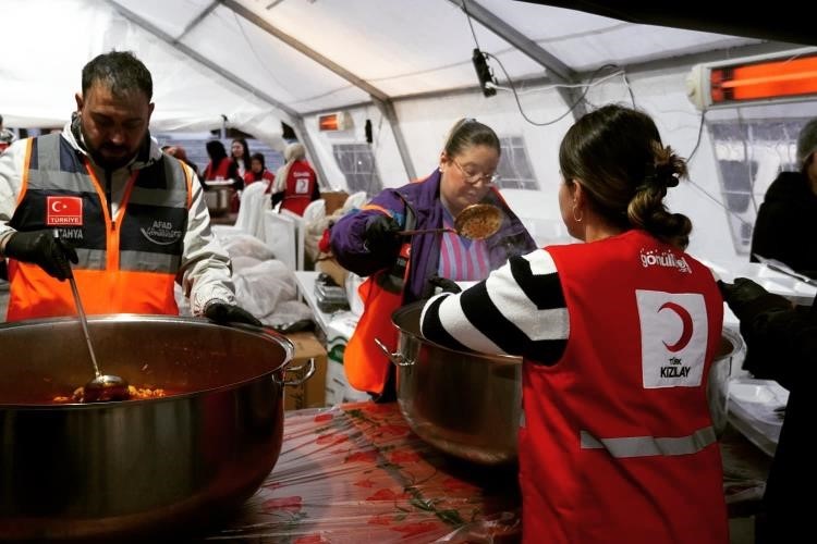 Kütahya AFAD gönüllülerinden iftar çadırında yemek dağıtımı
