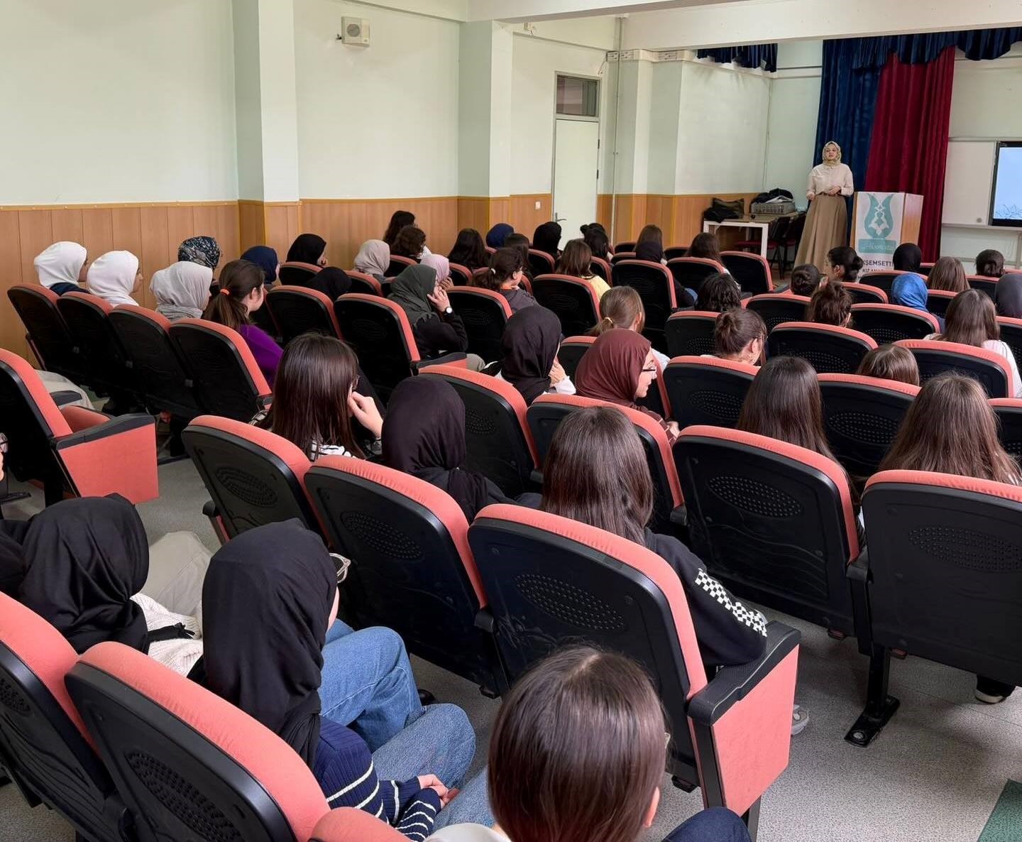 Kütahya Akşemsettin Kız AİHL’de motivasyon programı
