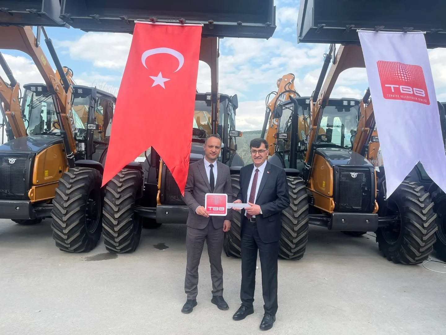 Kütahya Belediyesi’ne TBB’den araç desteği
