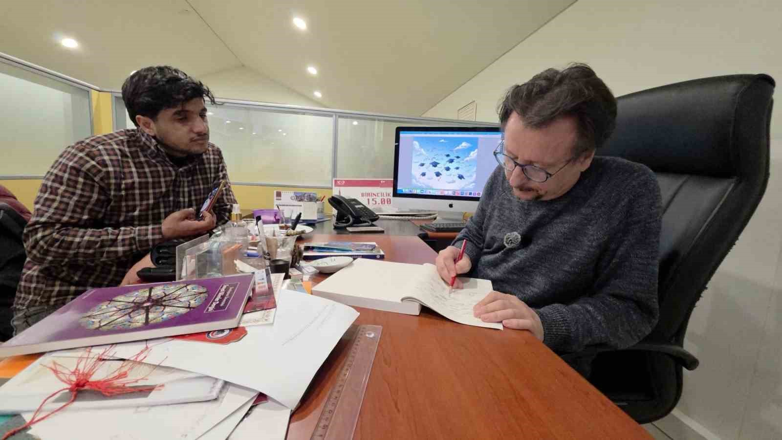 Kütahya Dumlupınar Üniversitesi Öğretim Görevlisi Dönmez: "Yapay zekâ insanları tembelleştirebilir ama doğru kullanılırsa güçlü bir asistan"
Kütahya Dumlupınar Üniversitesi Öğretim Görevlisi Dönmez: "Yapay zekâ insanları tembelleştirebilir ama doğru kullanılırsa güçlü bir asistan"