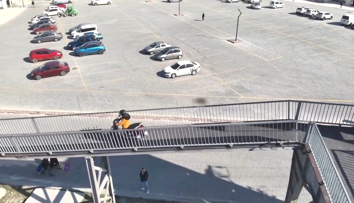 Kütahya İl Emniyet Müdürlüğü’nden motosiklet sürücülerine yaya üst geçidi uyarısı
