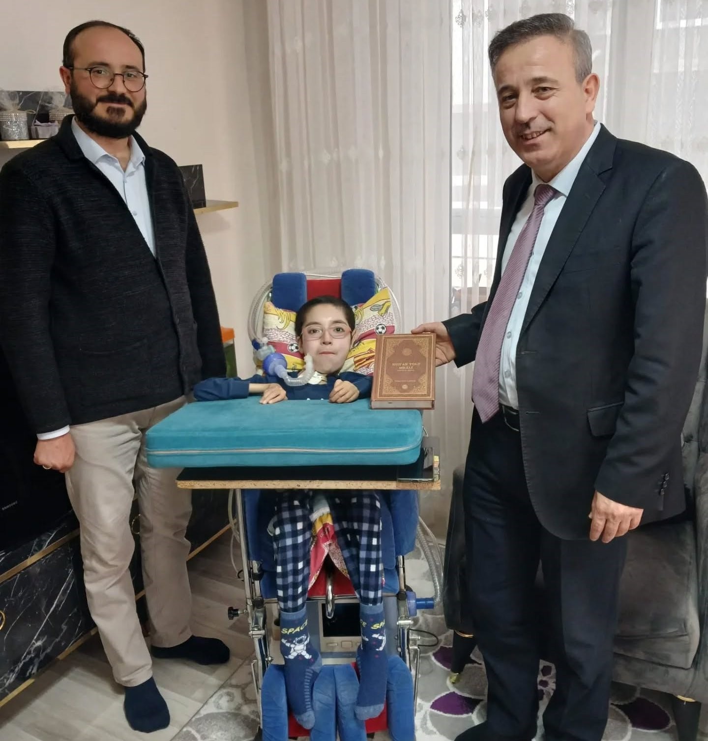 Kütahya İl Müftülüğünden evinde eğitim gören hasta öğrenciye anlamlı ziyaret
