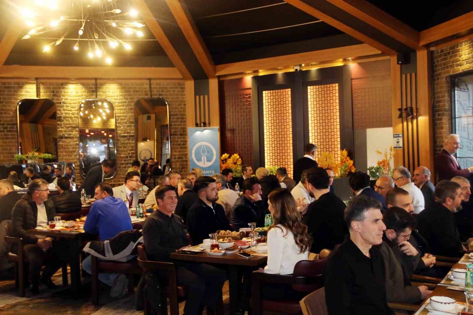 Kütahya OSB yatırımcıları istişare ve iftar programında bir araya geldi
Kütahya OSB yatırımcıları istişare ve iftar programında bir araya geldi