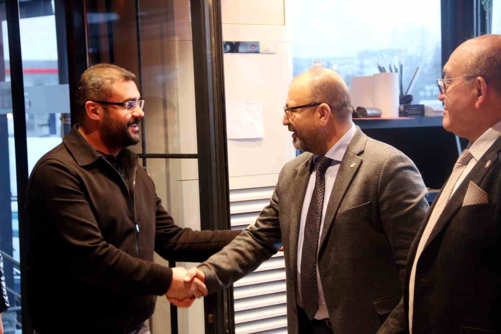 Kütahya OSB yatırımcıları istişare ve iftar programında bir araya geldi
Kütahya OSB yatırımcıları istişare ve iftar programında bir araya geldi