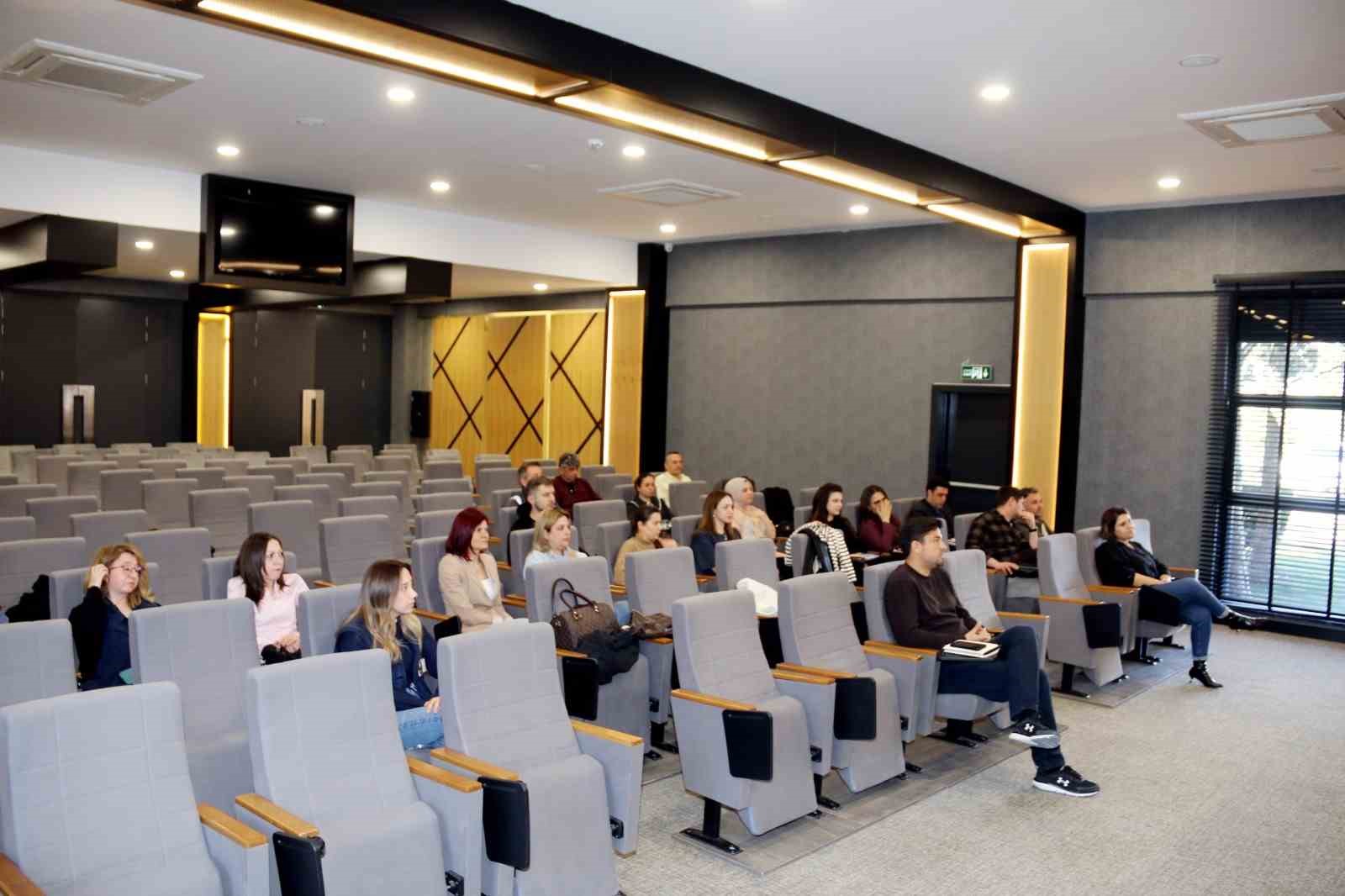 Kütahya OSB’de "Topluluk Önünde Konuşma ve Hitabet" eğitimi
Kütahya OSB’de "Topluluk Önünde Konuşma ve Hitabet" eğitimi