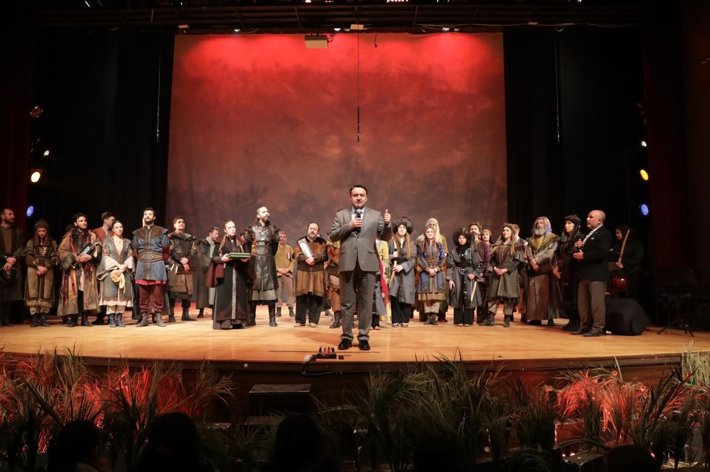 Kütahya protokolü "Devlet Ana" adlı tiyatro oyununu izledi
