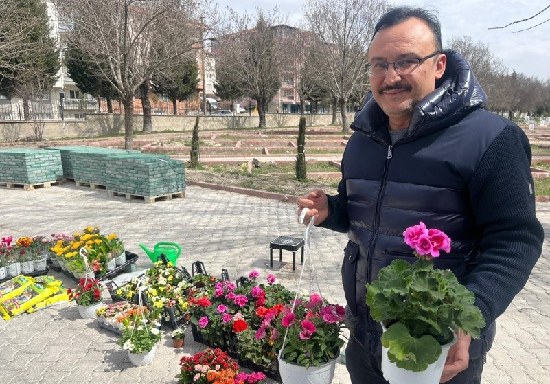 Kütahya Tavşanlı’da bayram öncesi mezarlıkta çiçek yoğunluğu
