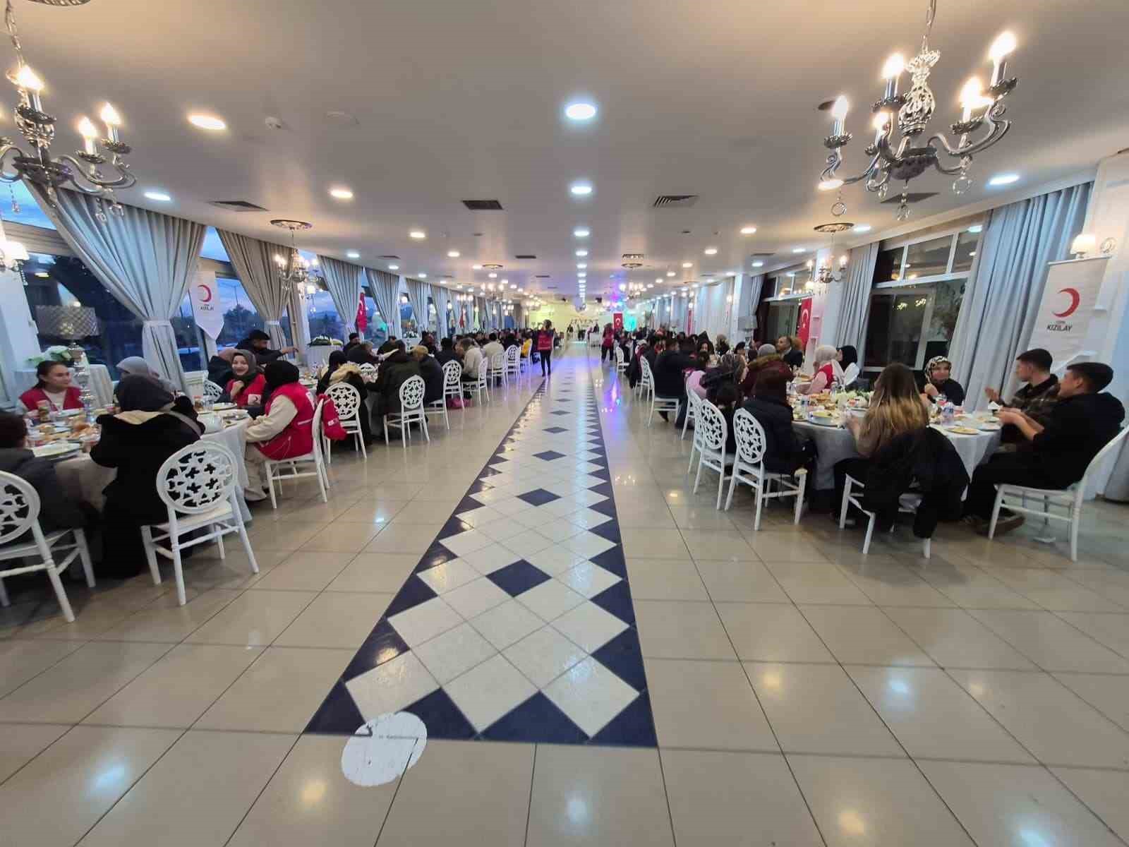 Kütahya Tavşanlı’da Kızılay’dan gönül sofrası
