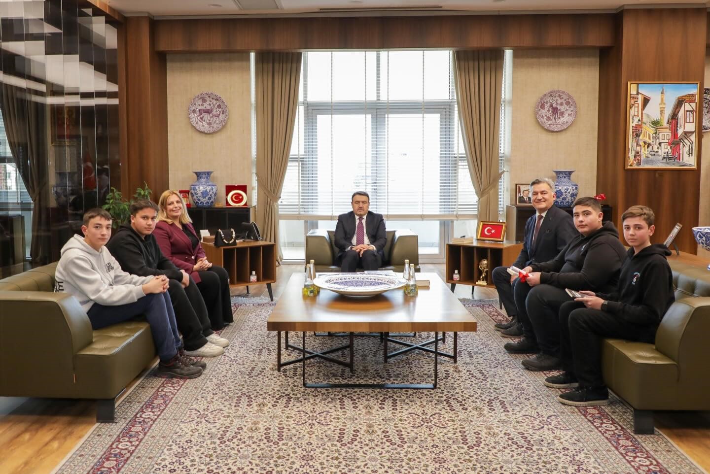 Kütahya Valisi Işın, öğrencilerin podcast çalışmasını dinledi
