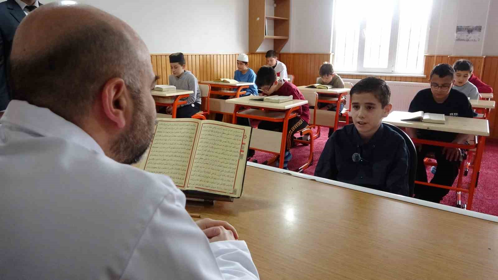 Kütahya’da 11 yaşındaki Ömer Sabri 8 ayda hafız oldu
