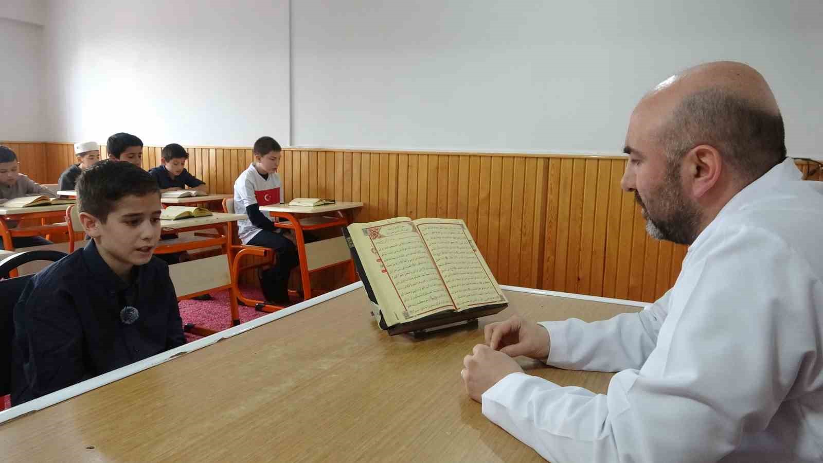 Kütahya’da 11 yaşındaki Ömer Sabri 8 ayda hafız oldu
