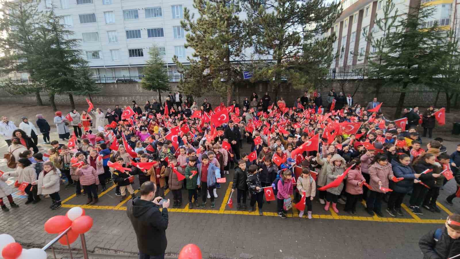 Kütahya’da 2. dönemin ilk dersinin konusu "Bayrak" oldu
