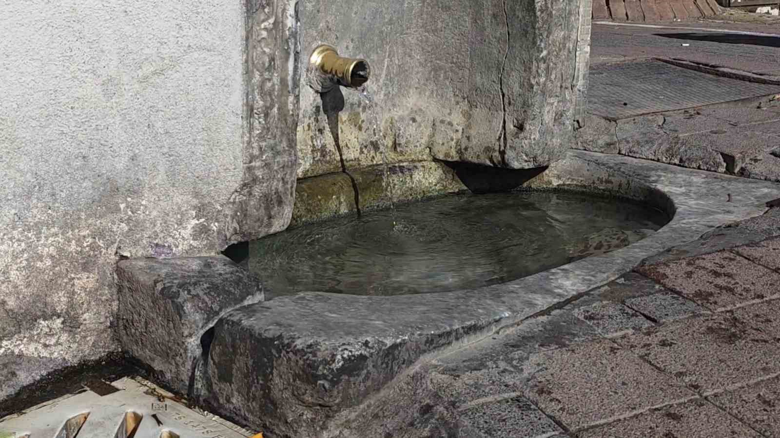 Kütahya’da 322 çeşmeden akan temiz su kanalizasyona karışıyor
Kütahya’da 322 çeşmeden akan temiz su kanalizasyona karışıyor