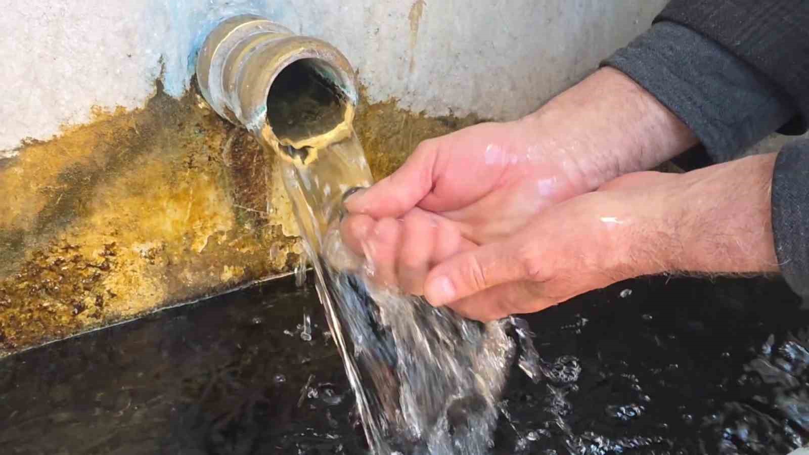 Kütahya’da 322 çeşmeden akan temiz su kanalizasyona karışıyor
Kütahya’da 322 çeşmeden akan temiz su kanalizasyona karışıyor