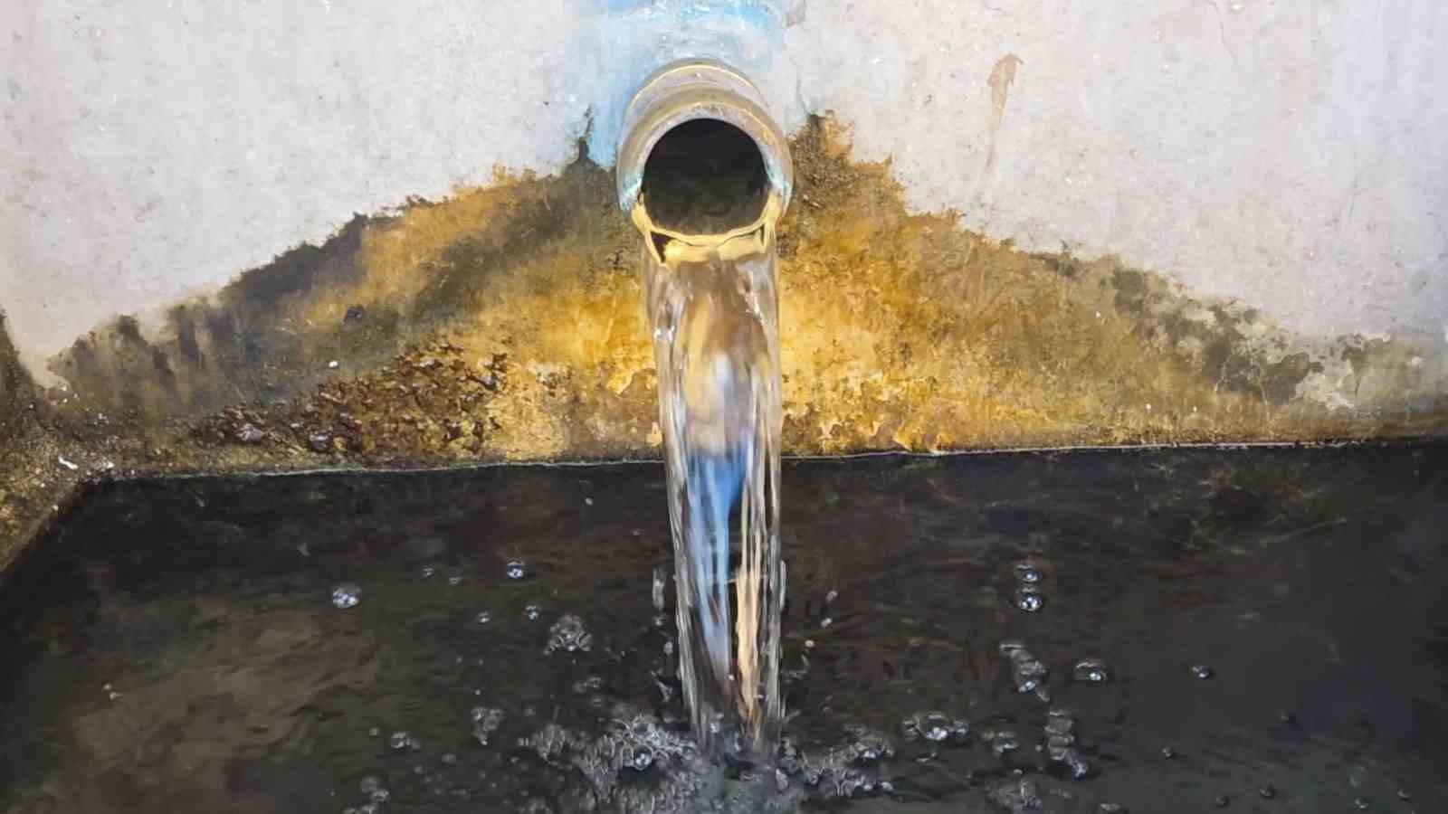 Kütahya’da 322 çeşmeden akan temiz su kanalizasyona karışıyor
Kütahya’da 322 çeşmeden akan temiz su kanalizasyona karışıyor