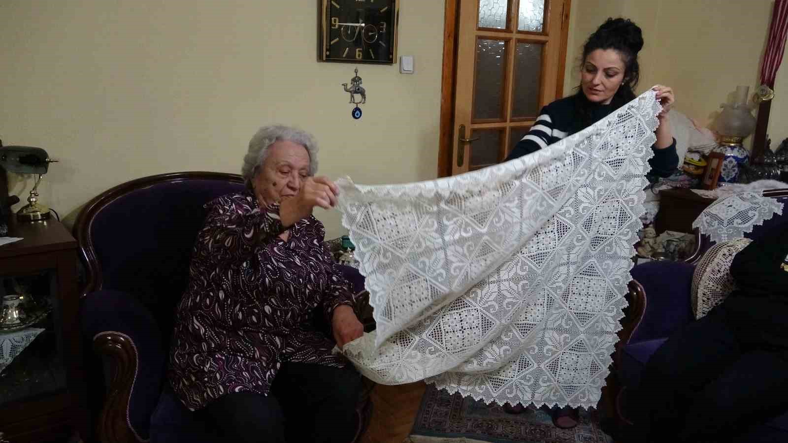 Kütahya’da 70 yıldır ilmek atan emekli öğretmenin azmi örnek oluyor
