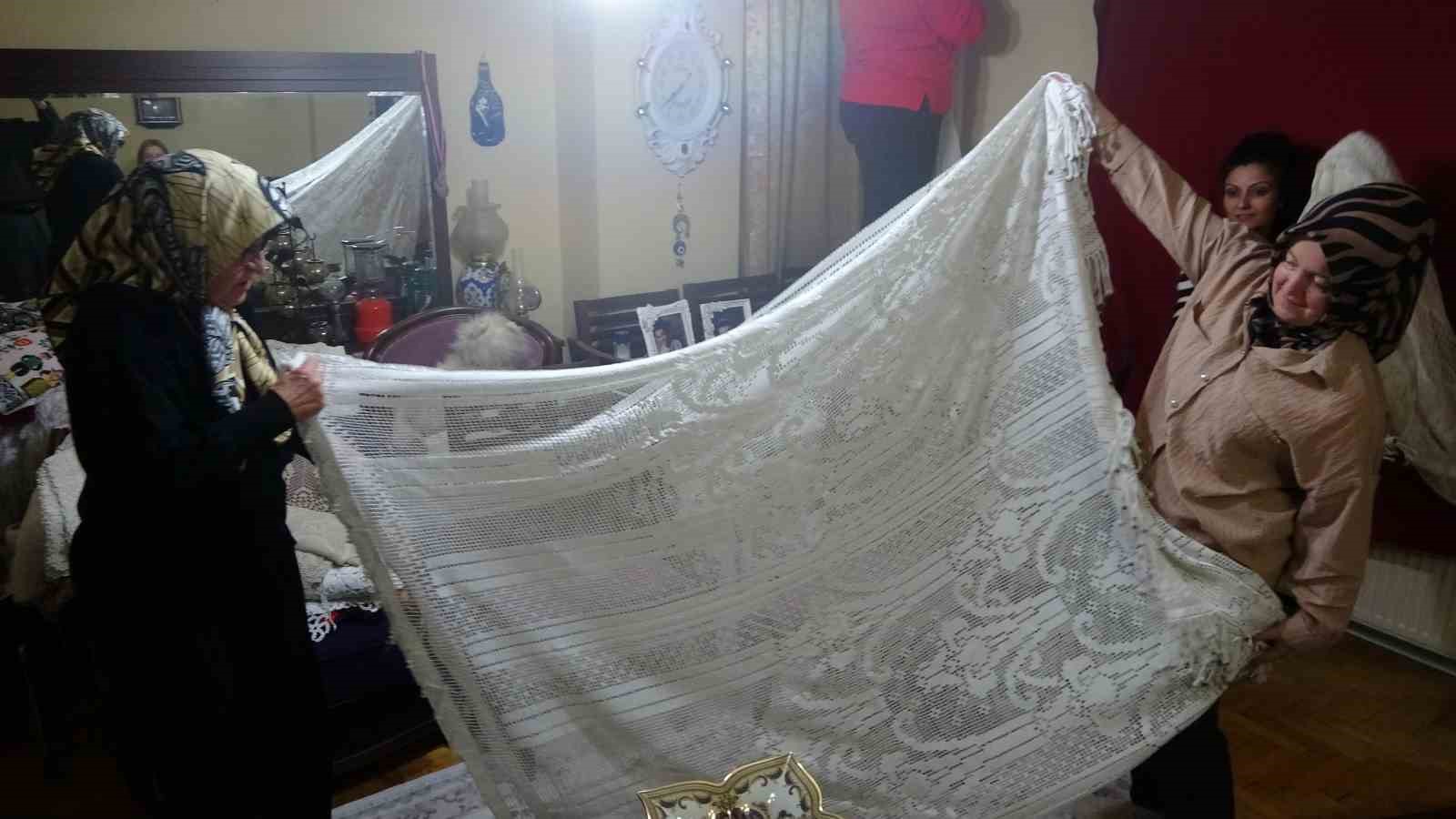 Kütahya’da 70 yıldır ilmek atan emekli öğretmenin azmi örnek oluyor
