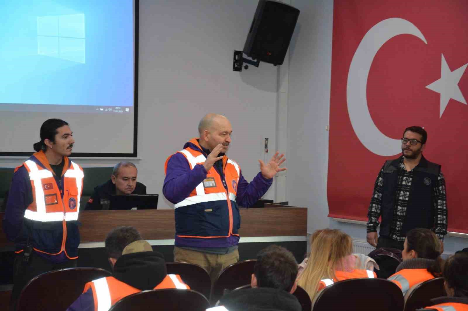 Kütahya’da arama kurtarma gönüllülerine orman yangınlarına müdahale eğitimi
